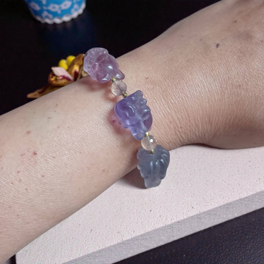 Bracelet Fluorite Sculptée — Renard à Neuf Queues & Or 24K